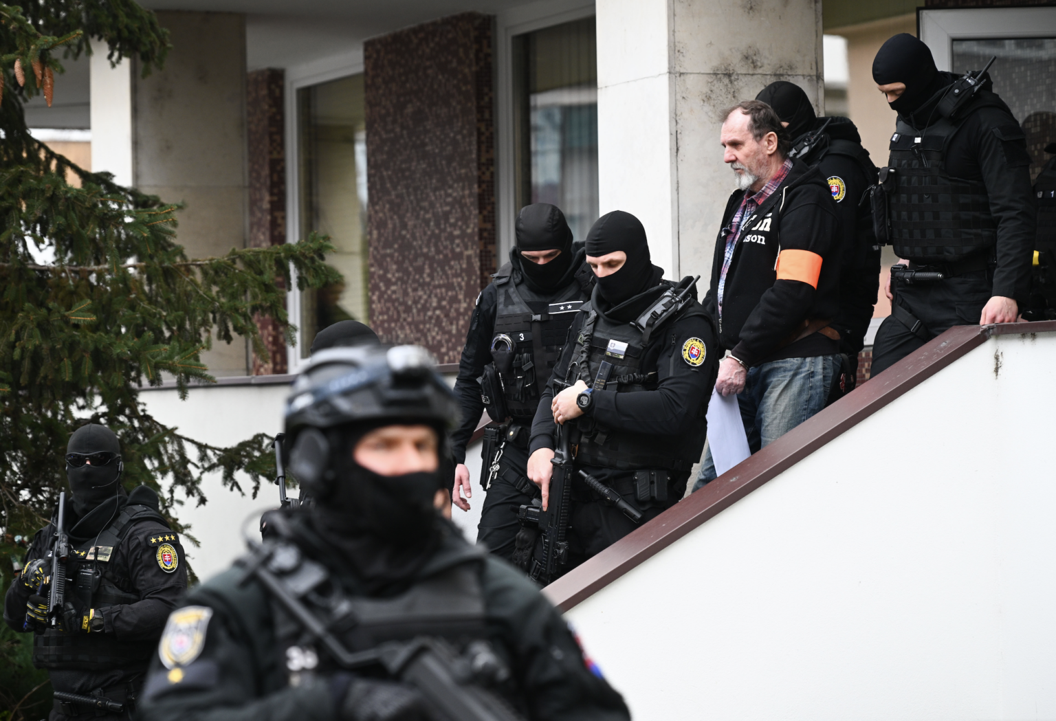 Obvinený atentátnik Juraj Cintula, ktorého eskortujú z Okresného súdu v Trenčíne. Foto: Martin Medňanský/TASR