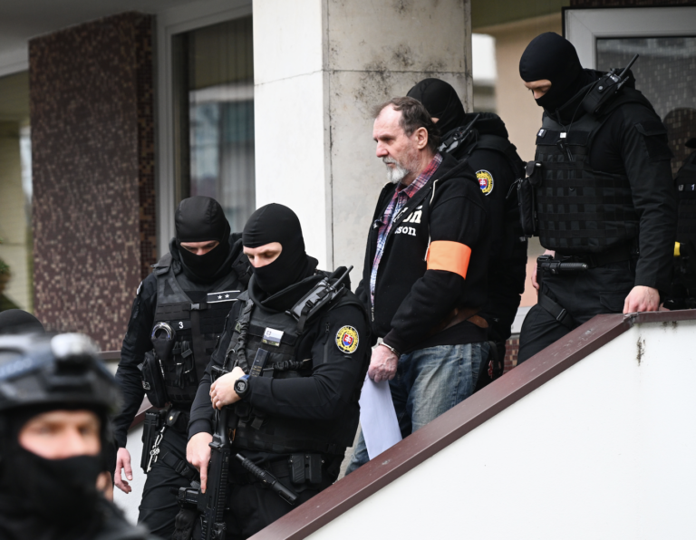 Obvinený atentátnik Juraj Cintula, ktorého eskortujú z Okresného súdu v Trenčíne. Foto: Martin Medňanský/TASR