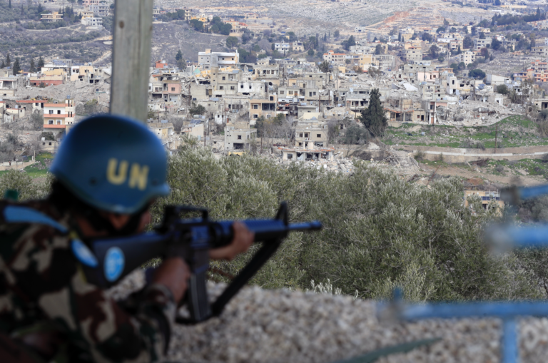 Libanončania sa pokúšajú vrátiť na juh krajiny, Izrael tam pokračuje v útokoch