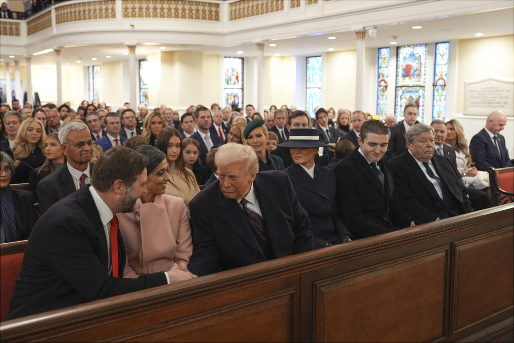 Zľava JD Vance s manželkou Ushou, Donald Trump s manželkou Melaniou a syn Barron. Foto: TASR/AP