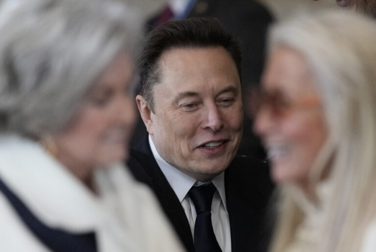 Musk chce, aby federálni zamestnanci obhájili svoju prácu, inak majú odísť