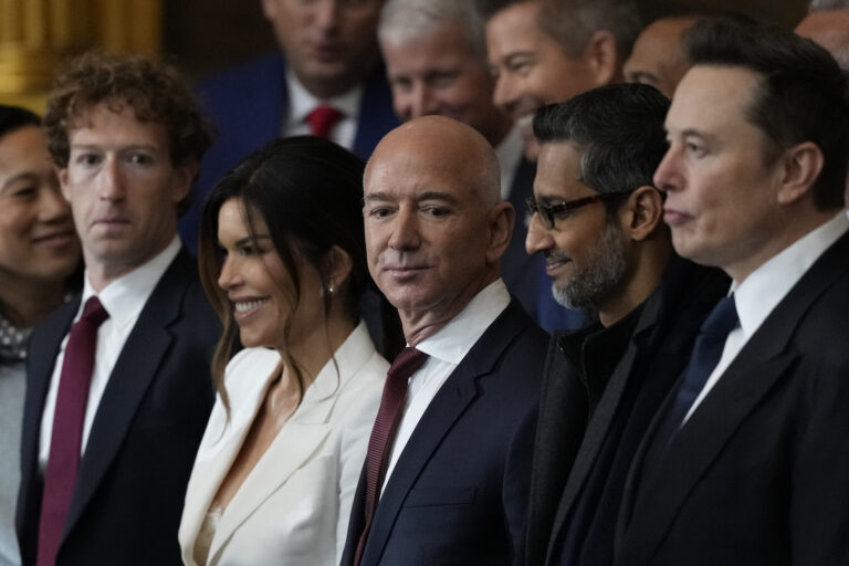 Sprava Elon Musk, Sundar Pichai, Jeff Bezos s partnerkou Lauren Sanchezovou a Mark Zuckerberg. Ilustračné foto: TASR/AP