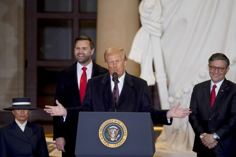 Donald Trump sa prihovára svojim priaznivcom v Sále emancipácie v budove Kapitolu vo Washingtone DC. Za ním stojí bývalý senátor za štát Ohio JD Vance. Foto: TASR/AP