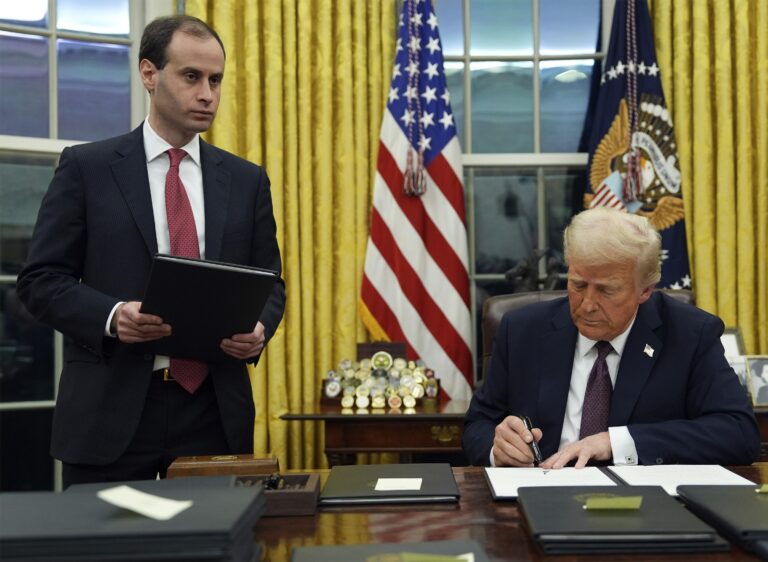 Donald Trump prepustil štyroch vládnych predstaviteľov Bidenovej administratívy