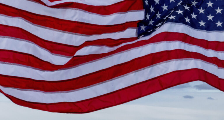 Trumpova administratíva zakázala vyvesovanie iných vlajok na veľvyslanectvách USA