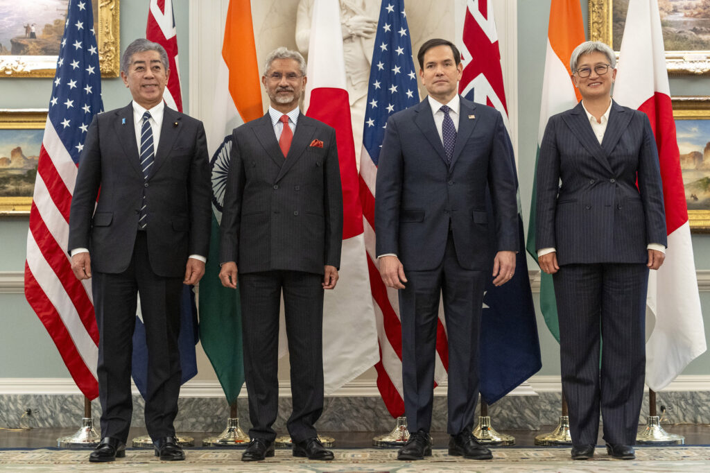 Zľava japonský minister zahraničných vecí Takeši Iwaja, indický minister zahraničných vecí Subrahmanjám Džajšankar, americký minister zahraničných vecí Marco Rubio a austrálska ministerka zahraničných vecí Penny Wongová pózujú pred stretnutím QUAD vo Washingtone 21. januára 2025. Foto: TASR/AP