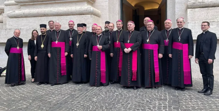 Slovenskí biskupi ďakujú verejnosti aj médiám za prejavy úcty k pápežovi