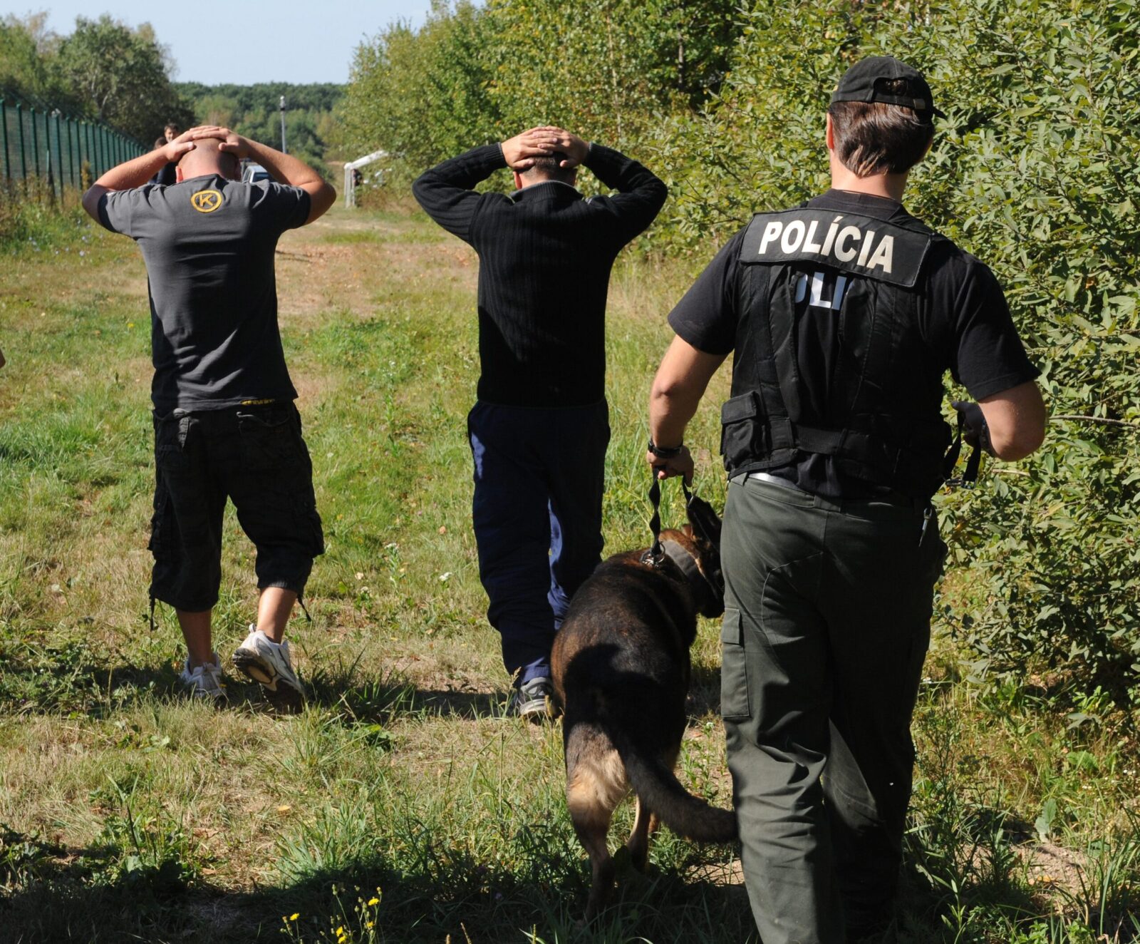 Bitky, kopance aj zabitie. Ombudsman upozorňuje na policajné násilie