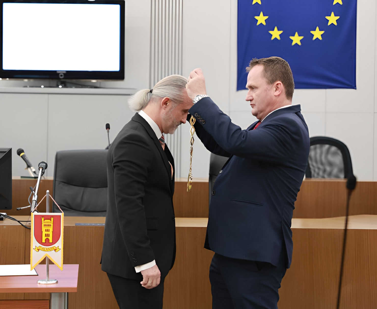 Peter Paška (vpravo) po komunálnych voľbách v roku 2022 odovzdal funkciu primátora Petrovi Kolekovi. Zdroj: Mesto Galanta
