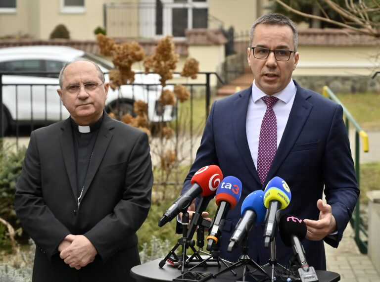 Minister práce Erik Tomáš po stretnutí s arcibiskupom Mons. Bernardom Boberom, rodinami postihnutými zemetrasením a starostami obcí v Jasenove. Foto:  Roman Hanc / TASR