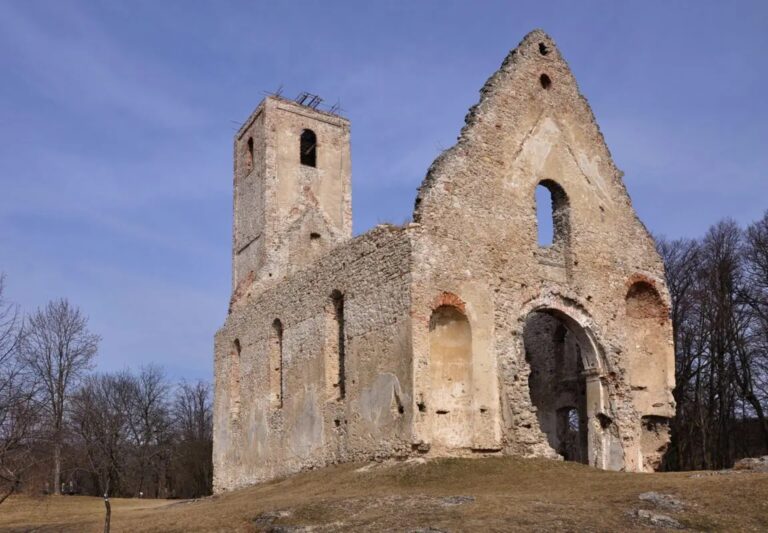 Pozostatky kostola Katarínka nad obcou Dechtice. Foto: Štefan Podolinský