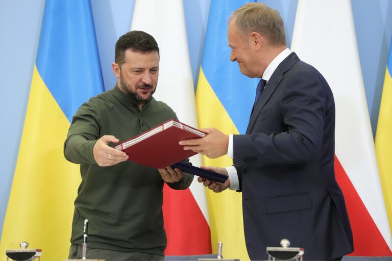 Zelenskyj sa stretne s Tuskom, zrejme budú rokovať aj o volynskej masakre
