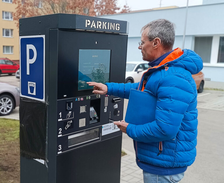 Obyvateľ Novej Dubnice platí parkovné na parkovisku pred poliklinikou v Dubnici nad Váhom. Foto: Ľubomír Chochula