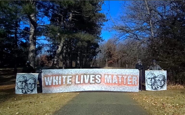 Za nápis „White Lives Matter“ putujú dvaja Holanďania do väzenia