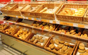 {"sk_alt_text":"Pečivo v predajni počas predvianočnej nákupnej horúčky.","en_alt_text":"Bakery products in a store during the pre-Christmas shopping rush.","sk_source_text":"Predajne potravín sa zásobujú sortimentom rôzneho tovaru na "predvianočnú" nákupnú horúčku. Foto: TASR - František Iván","en_source_text":"Food stores are stocking various goods for the pre-Christmas shopping rush. Photo: TASR - František Iván"}