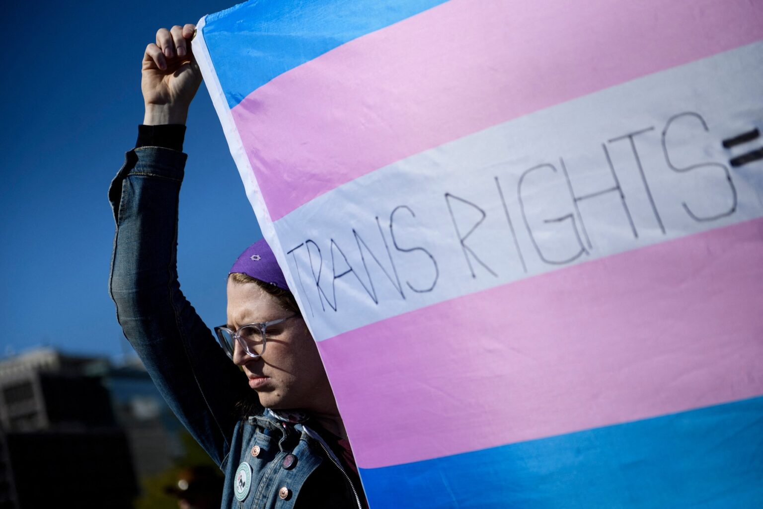 An activist for the LGBTQ community holds a flag during a protest of the Trump administration. Photo: Brendan Smialowski / AFP / AFP / Profimedia