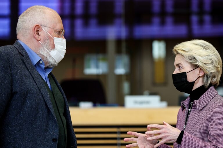 Predsedníčka Európskej komisie Ursula von der Leyenová sa rozpráva s podpredsedom Európskej komisie zodpovedným za Európsku zelenú dohodu Fransom Timmermansom pred začiatkom týždenného zasadnutia kolégia Európskej komisie v sídle EÚ v Bruseli 30. marca 2022. Zdroj: 
Kenzo Tribouillard / POOL / EPA / Profimedia