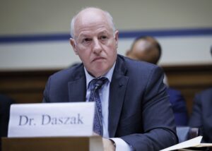 Hlavný dôvod vystúpenia USA z WHO nie je výška členského, ale vplyv Číny a farmaloby