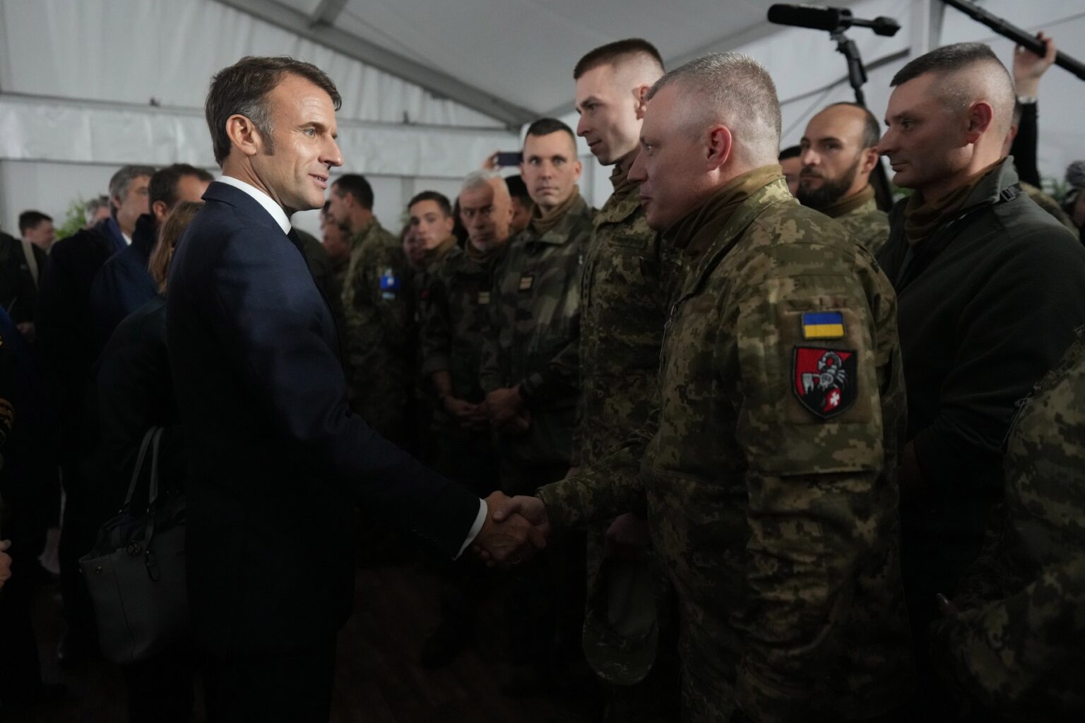 Francúzsky prezident Emmanuel Macron počas stretnutia s ukrajinskými vojakmi zo 155. samostatnej mechanizovanej brigády počas výcviku na východe Francúzska 9. októbra 2024. Foto: THIBAULT CAMUS / POOL / EPA / Profimedia 
