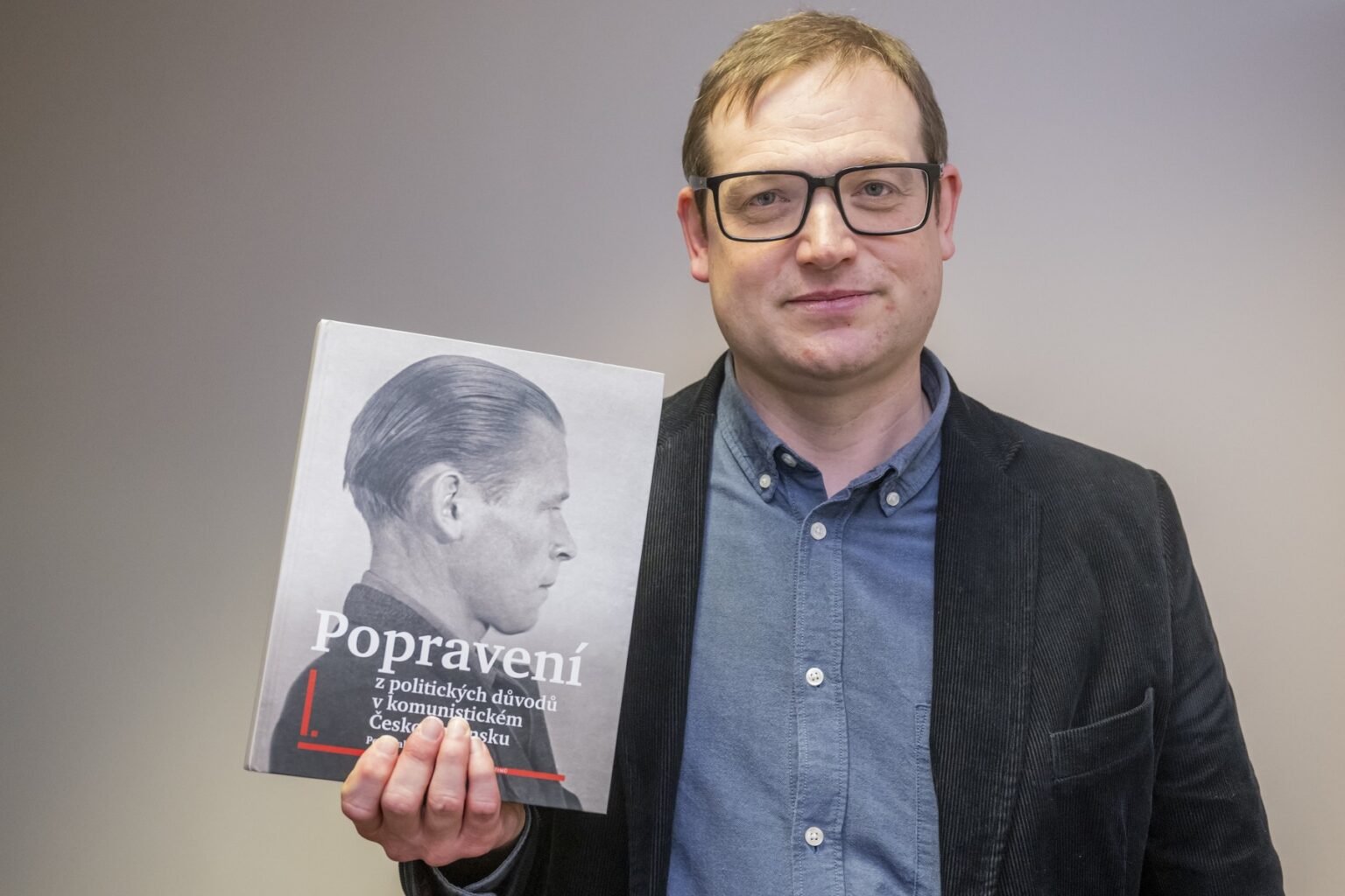 Historik Petr Mallota s publikáciou Popravení z politických dôvodov  v komunistickom Československu, 4. december 2024, Praha. Foto: Deml Ondřej /ČTK/ Profimedia
