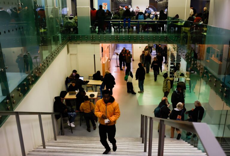 Divadlo rozdalo lístky stovkám migrantov. Tí ho začali okupovať a priviedli na pokraj bankrotu