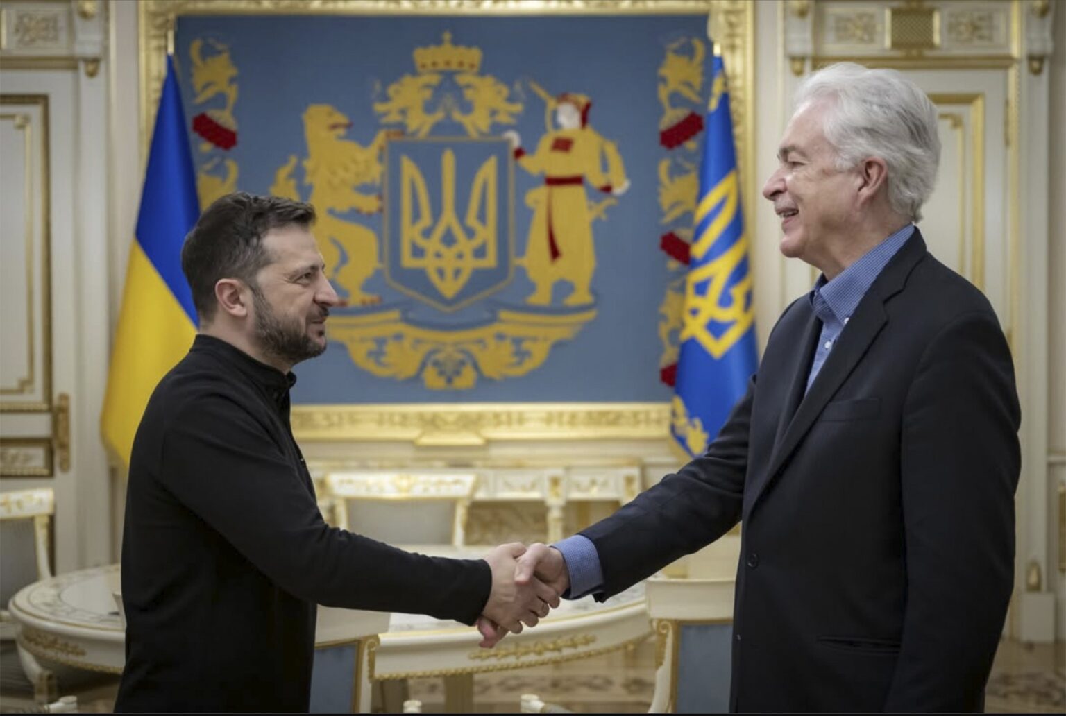 Ukrajinský prezident Volodymyr Zelenskyj si podáva ruku s riaditeľom CIA Williamom Burnsom v Kyjeve v sobotu 21. decembra 2024. Zdroj: ČTK / AP / Profimedia