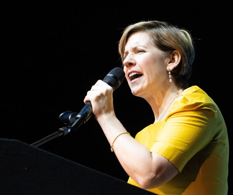 Britskí konzervatívci nariadili matke vlastnej poslankyne absolvovať tréning diverzity