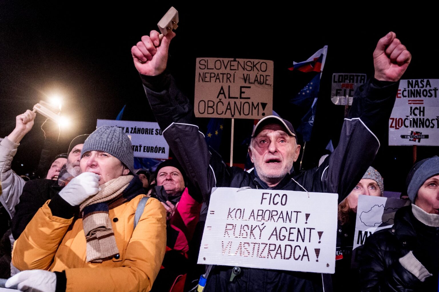 Ľudia sa 10. januára 2025 v Bratislave zúčastňujú na protivládnom proteste, ktorý organizujú politickí aktivisti združení v organizácii Mier na Ukrajine. Foto: AFP / Profimedia