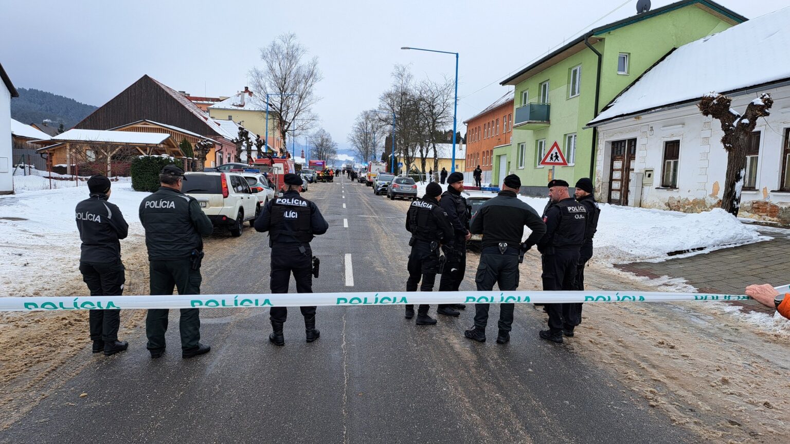 Polícia pred gymnáziom v Spišskej Starej Vsi, 16. januára 2025, kde študent pri útoku nožom zabil dvoch ľudí a jednu osobu vážne zranil. Foto: AFP stringer / AFP / Profimedia