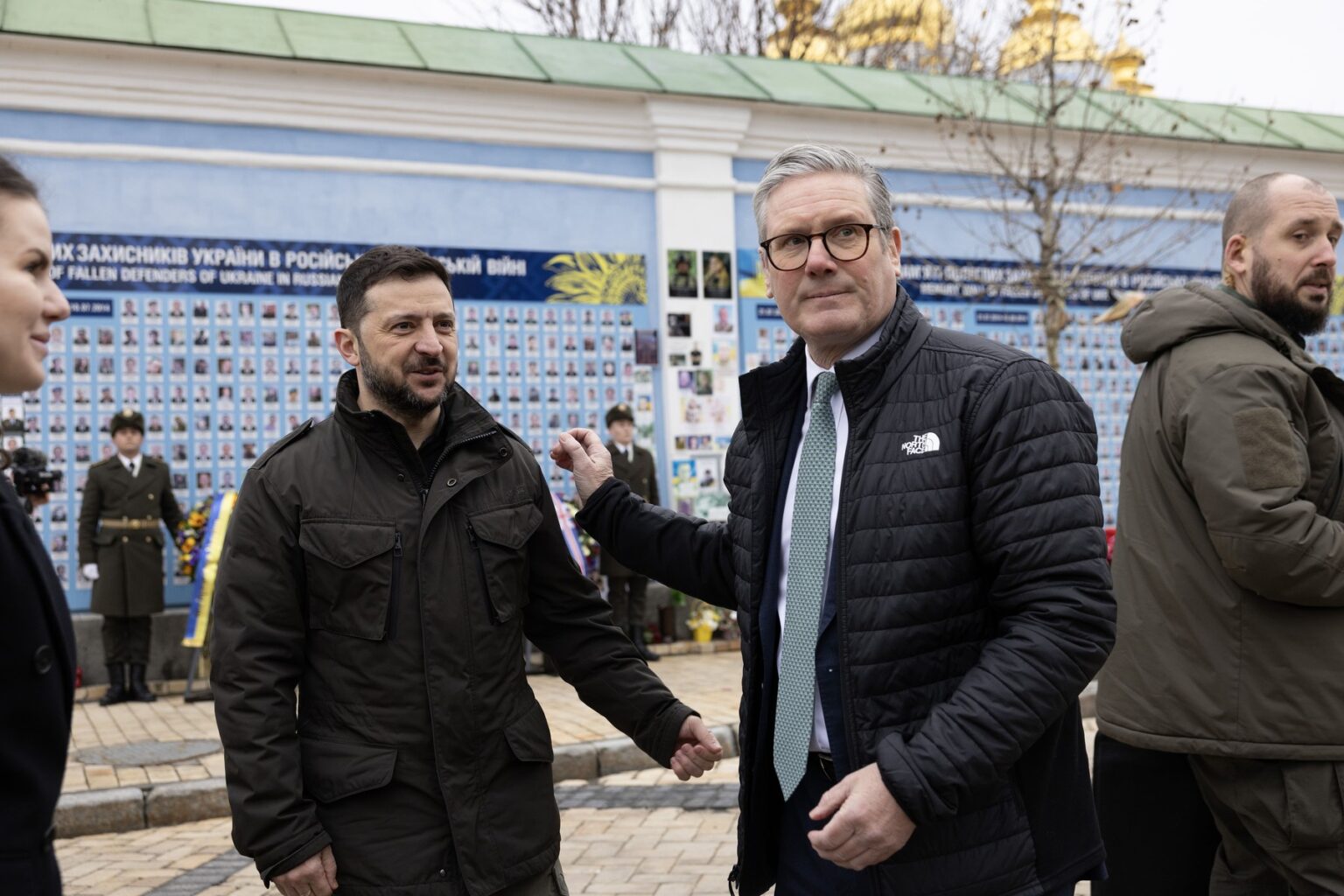 Predseda britskej vlády Keir Starmer pri pamätnom múre spolu s ukrajinským prezidentom Volodymyrom Zelenským počas návštevy Ukrajiny v Kyjeve 16. januára 2025. Foto: No10 Crown Copyright / Eyevine / Profimedia