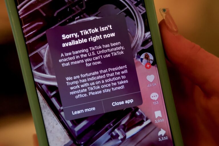 Tiktok po uistení Trumpa obnovuje v USA svoje služby