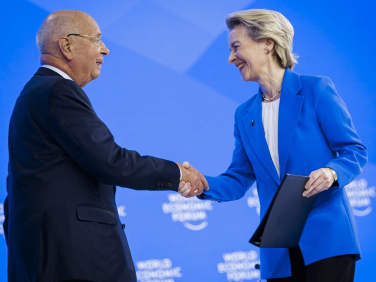 Predsedníčka Európskej komisie Ursula von der Leyenová a zakladateľ Svetového ekonomického fóra Klaus Schwab. Foto: Michael Buholzer/EPA/Profimedia