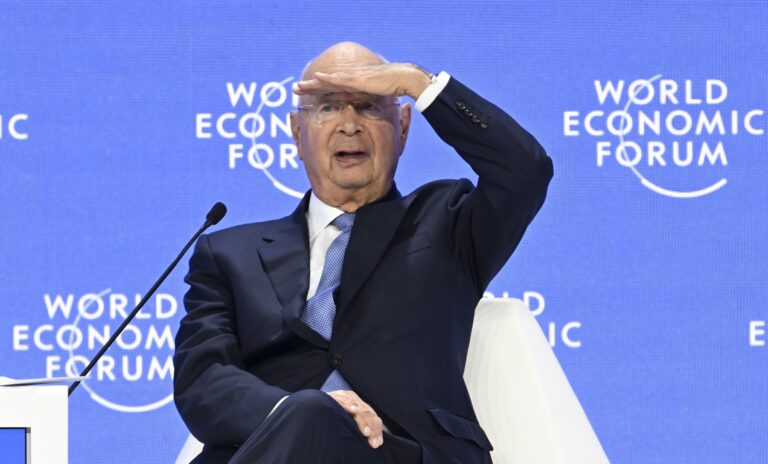 Klaus Schwab, výkonný predseda Svetového ekonomického fóra, sa zúčastňuje na výročnom zasadnutí Svetového ekonomického fóra (WEF) v Davose vo Švajčiarsku 21. januára 2025. Foto: AA/ABACA / Abaca Press / Profimedia