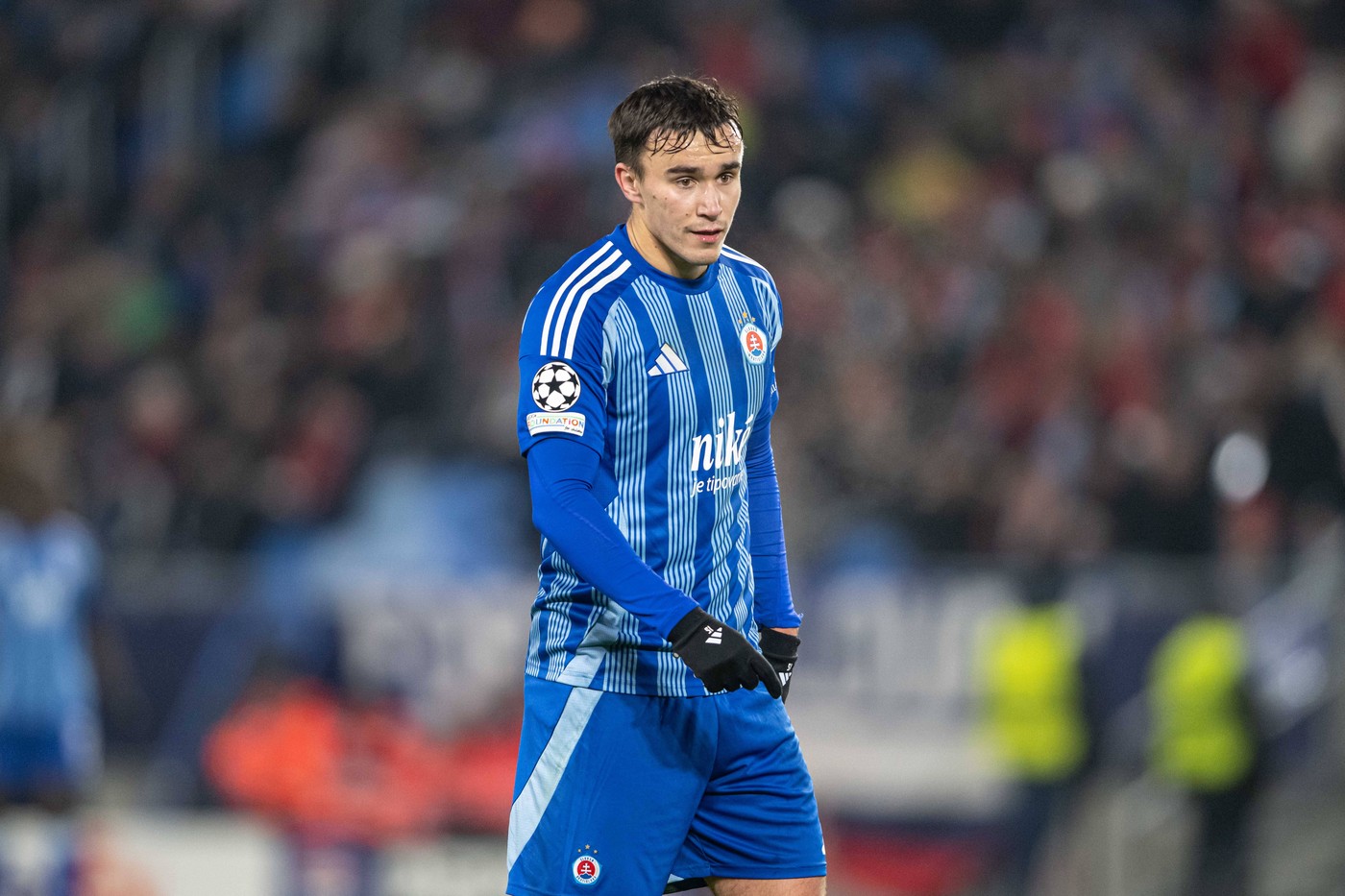 David Strelec počas zápasu medzi ŠK Slovan Bratislava a VfB Stuttgart 21, januára 2025 na Tehelnom poli. Foto: ČTK / imago sportfotodienst / MICHAL FAJT,ZOSPORTU.SK