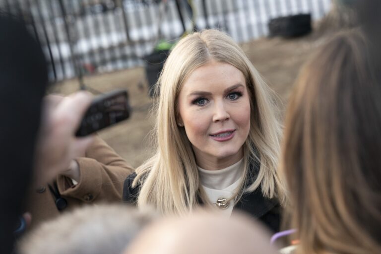 USA nasadzujú vojenské lietadlá na deportáciu migrantov a posilňujú hranice