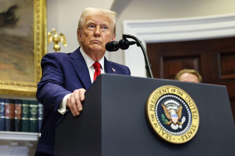 Vypnutie webov, rušenie zmlúv, nútené voľno pre školiteľov. V USA začala vojna proti diverzite