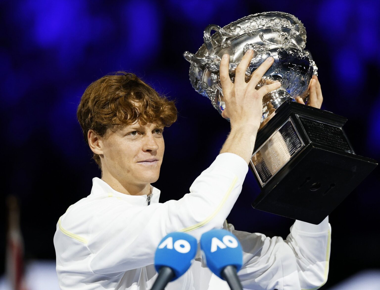 Jannik Sinner z Talianska pózuje s víťaznou trofejou po víťazstve v mužskej dvojhre na tenisovom turnaji Australian Open v Melbourne 26. januára. Foto: Kyodo/Newscom / Newscom / Profimedia
