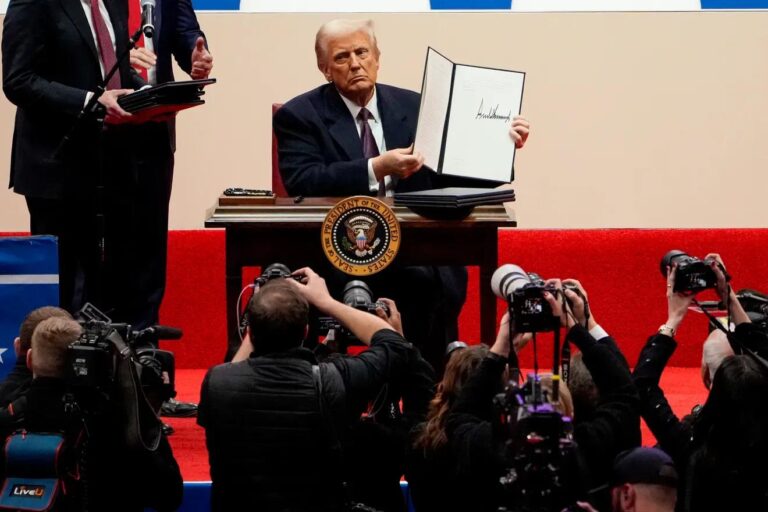 Prezident Donald Trump podpisuje výkonné nariadenia v deň inaugurácie 20. januára v Capitol One Arene vo Washingtone. Zdroj: USA TODAY / ddp USA / Profimedia