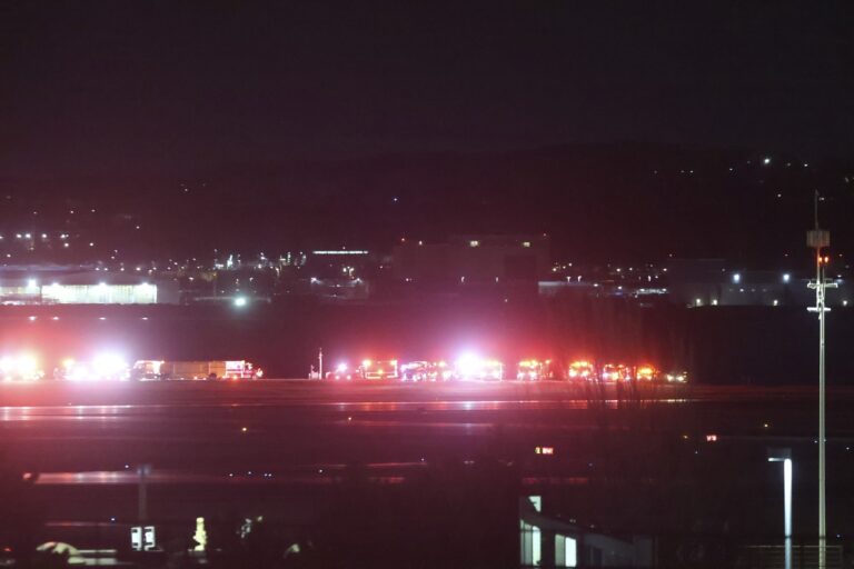 Nad Washingtonom sa zrazilo lietadlo s vrtuľníkom. Z rieky vytiahli už údajne 18 tiel