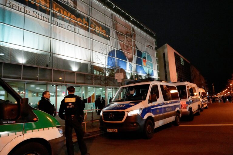 Policajti pripravujú bezpečnostné opatrenia na demonštráciu o migračnej politike pred sídlom CDU pod heslom „Spoločne proti pravici“ 30. januára 2025. Foto: Manuel Genolet / DPA / dpa Picture-Alliance via AFP / Profimedia