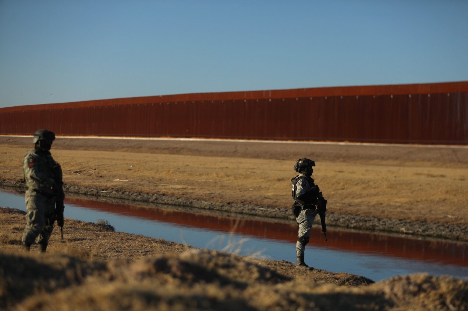 National Guard officers patrol the border wall into the United States from the Juarez Valley, Chihuahua state, Mexico. Photo: Herika Martinez / AFP / AFP / Profimedia