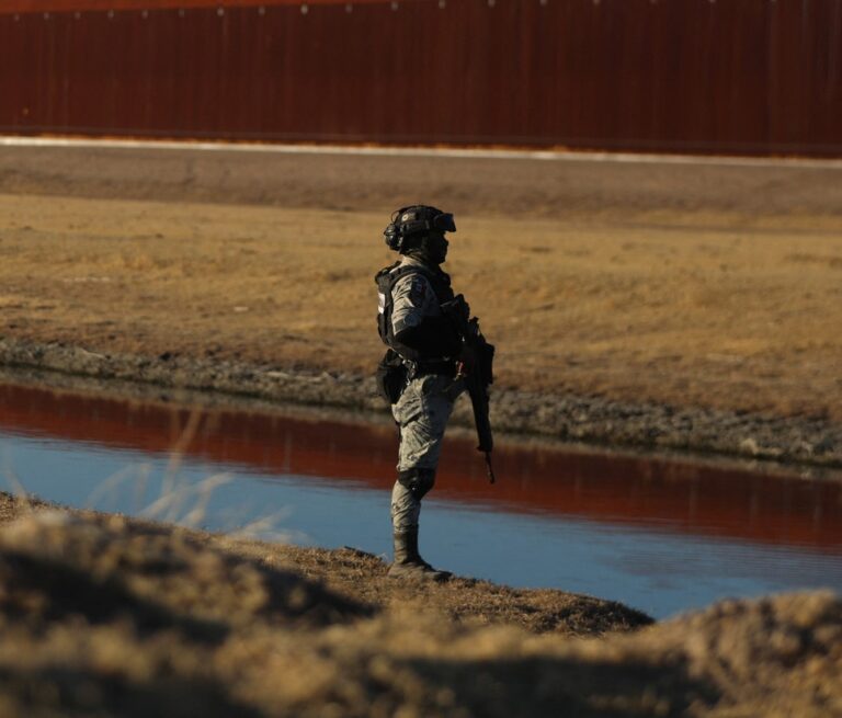 National Guard officers patrol the border wall into the United States from the Juarez Valley, Chihuahua state, Mexico. Photo: Herika Martinez / AFP / AFP / Profimedia