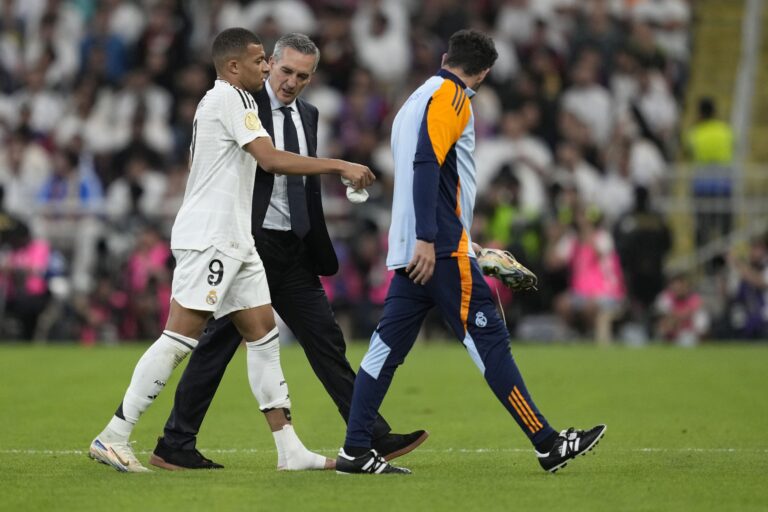 Zranený futbalista Realu Madrid Kylian Mbappe odchádza z ihriska počas finálového zápasu španielskeho Superpohára Real Madrid - FC Barcelona v saudskoarabskej Džidde v nedeľu 12. januára 2025. Foto: TASR/AP  