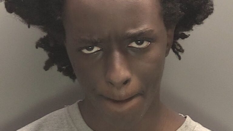 Mladý Afričan, ktorý v Británii ubodal tri mladé dievčatá, pôjde do väzenia na 52 rokov