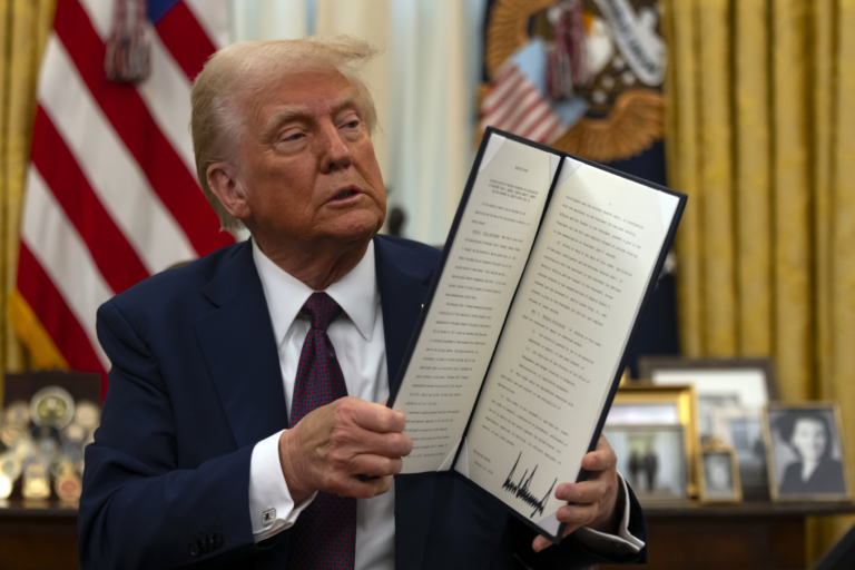 Prezident Donald Trump drží podpísaný dekrét, ktorého cieľom je odtajniť zostávajúce federálne záznamy týkajúce sa atentátov na prezidenta Johna F. Kennedyho, senátora Roberta F. Kennedyho a Martina Luthera Kinga mladšieho, v Oválnej pracovni Bieleho domu vo štvrtok 23. januára 2025 vo Washingtone. Foto: TASR/AP