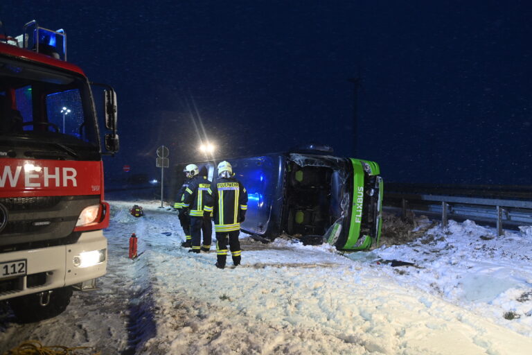 Nehoda autobusu v Nemecku si vyžiadala životy dvoch ľudí