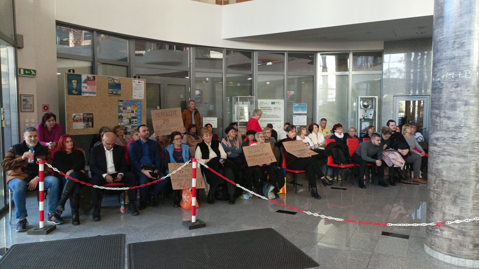 Občania z Hornej Nitry prišli vyjadriť svoj názor do priestorov Trenčianskej župy.  Foto: Ľubomír Chochula 