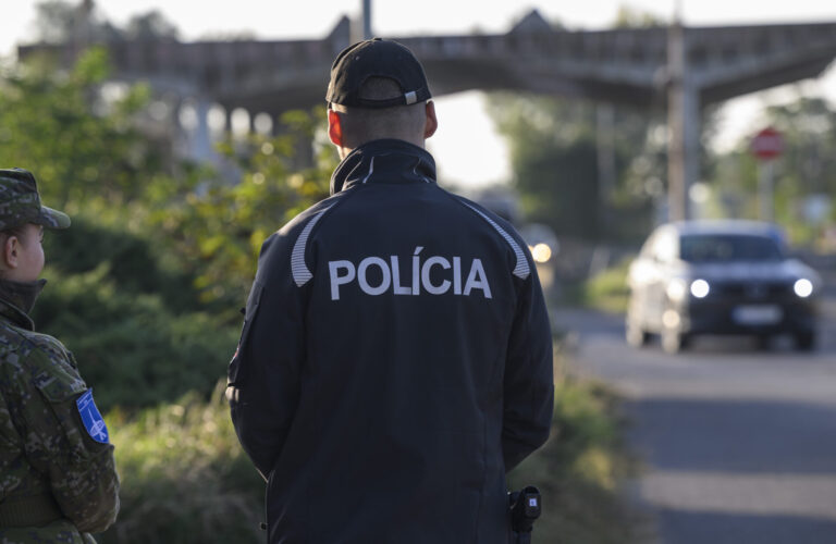 Policajt mal vynášať informácie o vyšetrovaní vraždy, obvinili ho