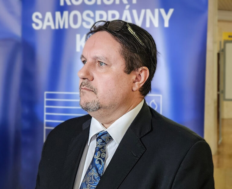 Generálny riaditeľ Správy ciest KSK Vladimír Žiarný na zasadnutie  zastupiteľstva neprišiel. Nikto z vedenia KSK nepovedal prečo. Foto: Boris Macko