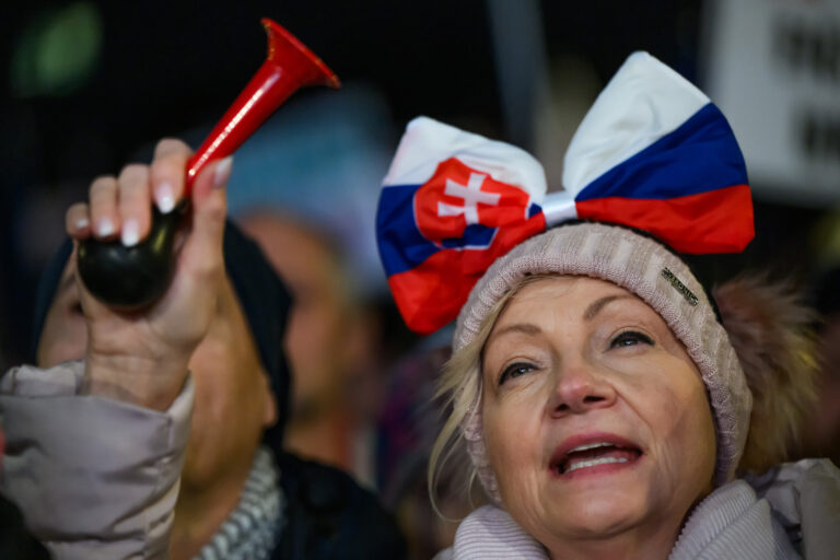 Slováci podporujú Západ, ale váhajú s obranou krajiny, ukázal prieskum Globsec